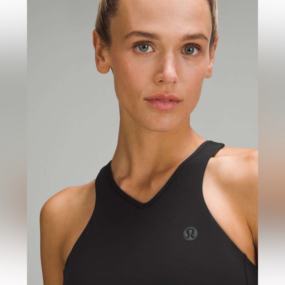 Cropped V-Neck Tennis Tank Black - Picture 3 of 10